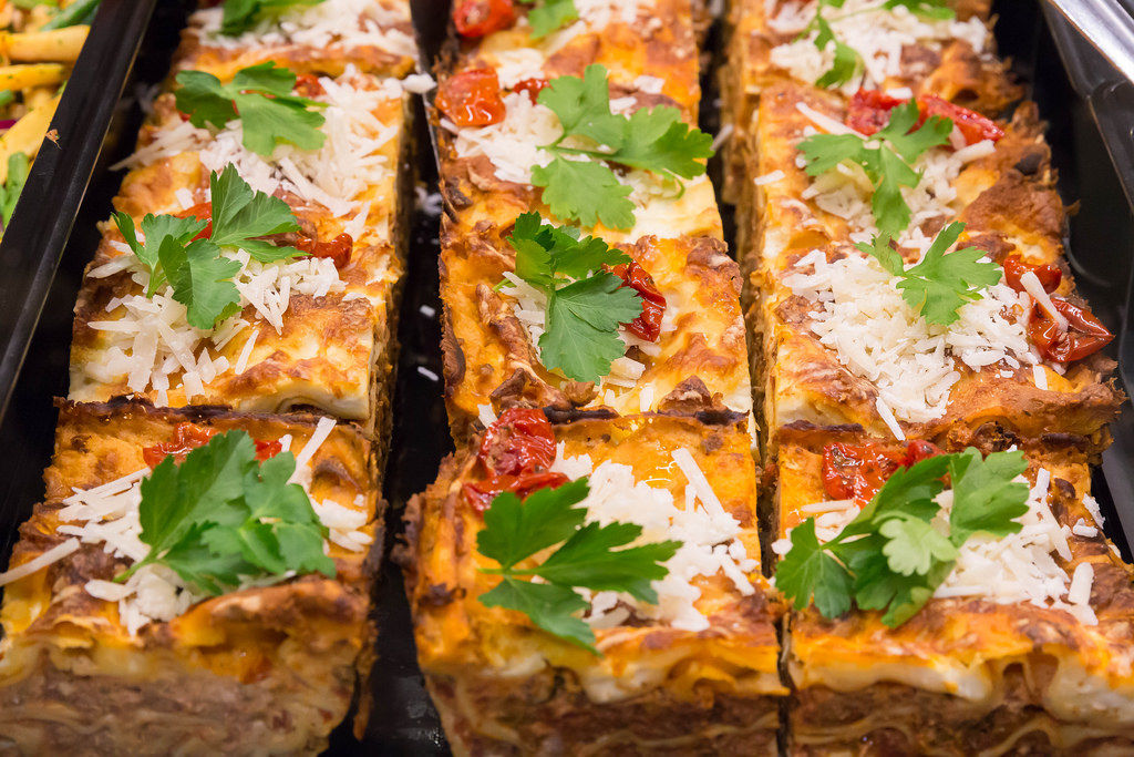 Frische Hackfleisch-Lasagne mit Tomaten und Basilikum