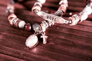 Armbänder mit Kreuz und Aufschrift "Hope"