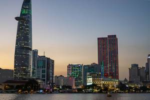 Bitexco Financial Tower und District 1 in Saigon (Ho Chi Minh City) zum Ende der goldenen Stunde Bitexco Financial Tower und District 1 in Saigon (Ho Chi Minh City) zum Ende der goldenen Stunde