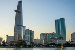 Blick auf den Bitexco Financial Tower und den District 1 in Ho Chi Minh City bei Sonnenuntergang von Aussichtspunkt Blick auf den Bitexco Financial Tower und den District 1 in Ho Chi Minh City bei Sonnenuntergang von Aussichtspunkt