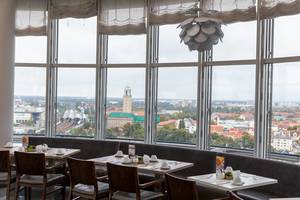 Dinner with a view: Berliner Restaurant des Select Hotels im Spiegelturm mit Blick auf den S-Bahnhof und das Gesundheitsamt Spandau Dinner with a view: Berliner Restaurant des Select Hotels im Spiegelturm mit Blick auf den S-Bahnhof und das Gesundheitsamt Spandau
