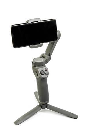 DJI-Osmo-Mobile-3 Gimbal mit Smartphone eingespannt