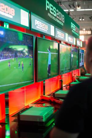 Gamer zocken PES 2018 Pro Evolution Soccer Gamer zocken PES 2018 Pro Evolution Soccer