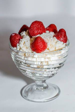 Healthy breakfast: cottage cheese with strawberries Flip 2019 Healthy breakfast: cottage cheese with strawberries Flip 2019