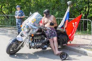 Russischer Biker in Unterhose und Helm Russischer Biker in Unterhose und Helm