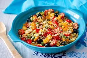 Salat mit Quinoa, schwarzen Oliven, Cherrytomaten, Paprika und Mais Salat mit Quinoa, schwarzen Oliven, Cherrytomaten, Paprika und Mais