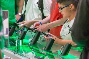 Streaming Games from Microsoft Xbox: Project xCloud - playing video games on a mobile phone with controller Streaming Games from Microsoft Xbox: Project xCloud - playing video games on a mobile phone with controller