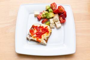 Toast mit Käse, Paprikamarmelade und Salat Toast mit Käse, Paprikamarmelade und Salat