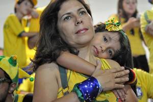 Traurige brasilianische Fans bei der Fußball-WM 2014 nach der Niederlage gegen Deutschland Traurige brasilianische Fans bei der Fußball-WM 2014 nach der Niederlage gegen Deutschland