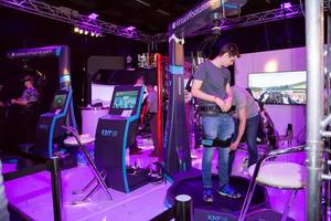Vorbereitung eines Teilnehmers auf dem Messestand von Kat VR Vorbereitung eines Teilnehmers auf dem Messestand von Kat VR