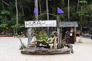 Willkommensschild vor Souvenirshop am philippinischen Strand Puka Beach auf Boracay Willkommensschild vor Souvenirshop am philippinischen Strand Puka Beach auf Boracay