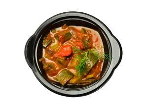 Zucchini und rote Paprika mit Dill